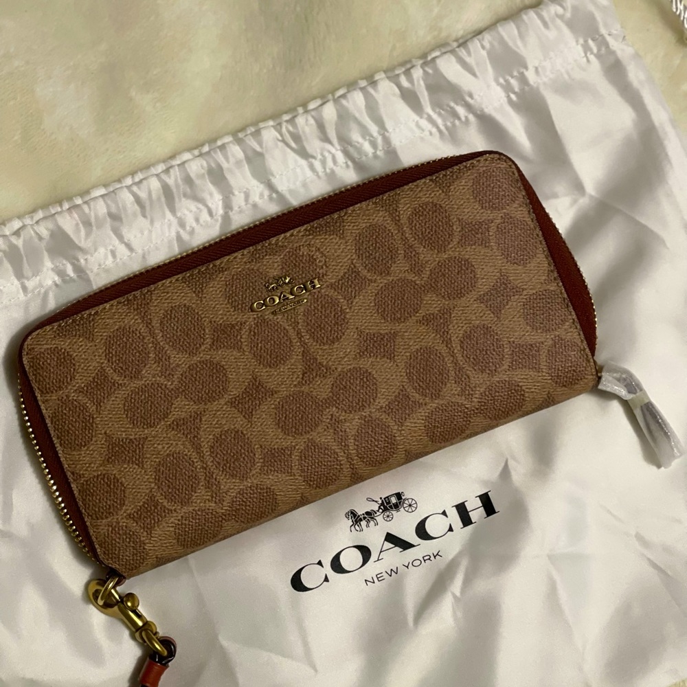 COPY - MAKE AN OFFER! COACH Continental Wallet
